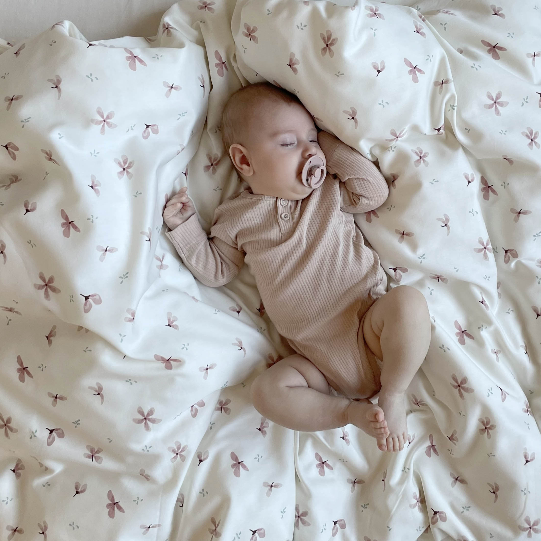 lets-order-bettwasche-baby-70-x-100-cm-gots-windflower-creme-online-sale_1.jpg